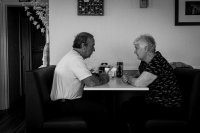 starsi ludzie przy rozmowie